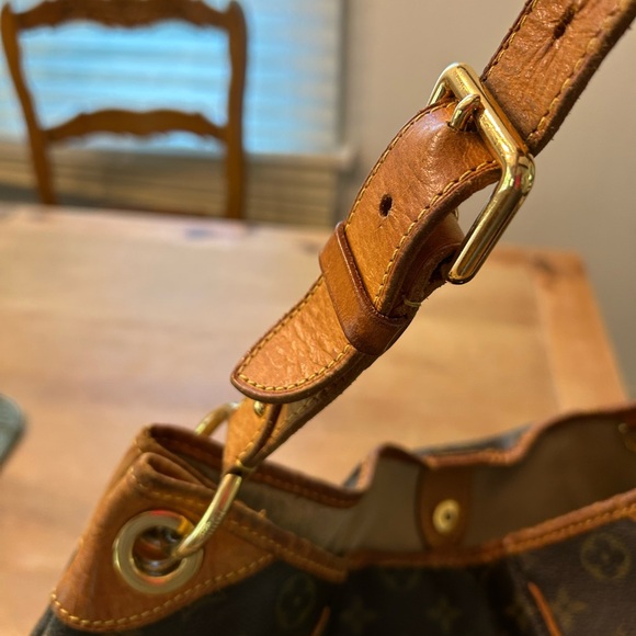 ♥️Authentic!!!♥️ Louis Vuitton Monogram Canvas Galleria PM Hobo bag - Picture 3 of 14